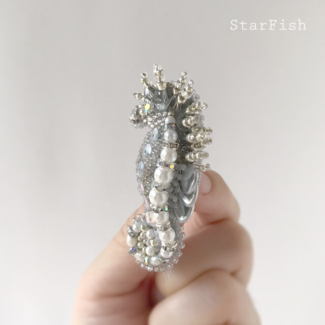 タツノオトシゴ】海馬 Seahorse ビーズ刺繍 ブローチ(L53) | iichi