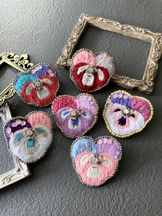 ☆ハンドメイド ビーズ刺繍ブローチ パンジー☆ - その他