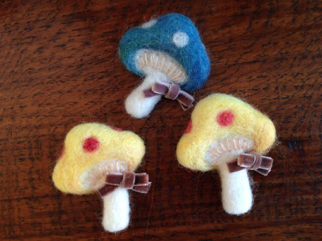 K様ご注文品*羊毛のブローチ*きのこの画像1枚目