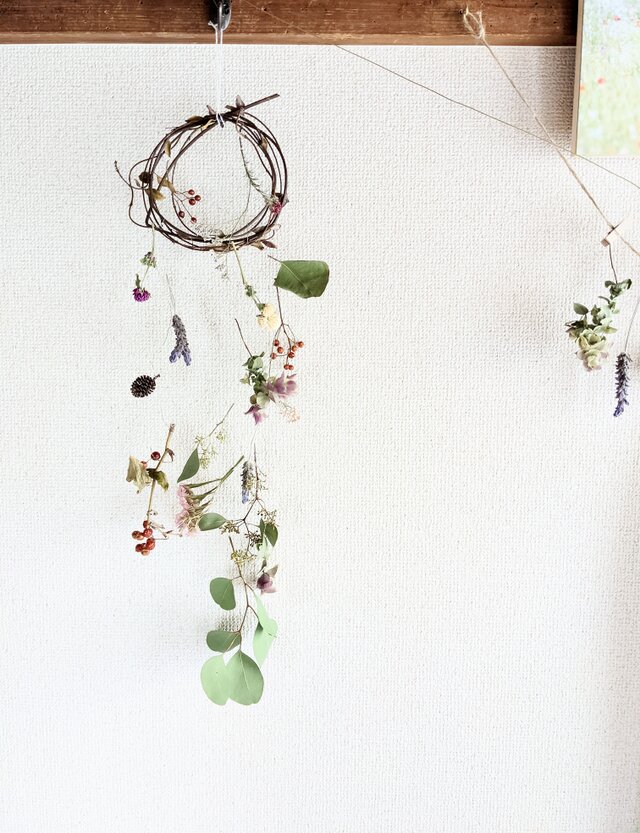 蔓リースにユーカリやスターチス、秋っぽい南天などを使ったかろやかなドライフラワー・モビール