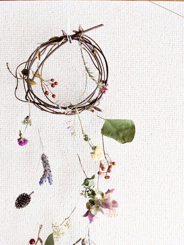 蔓リースにユーカリやスターチス、秋っぽい南天などを使ったかろやかな