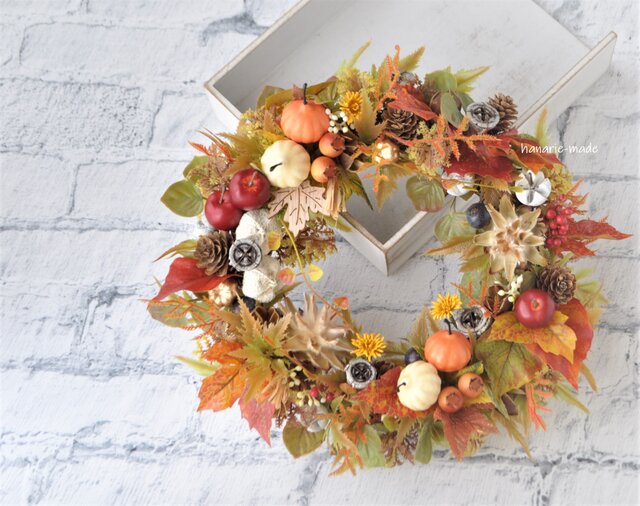 赤い林檎とパンプキン・木の実のリース：ハロウィン オレンジ ブラウン