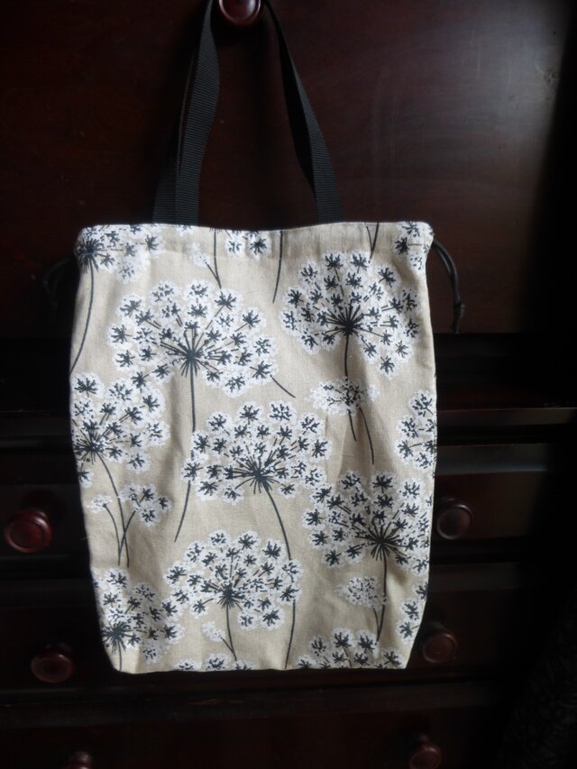 モノトーンの綿毛柄の巾着型トートバッグ