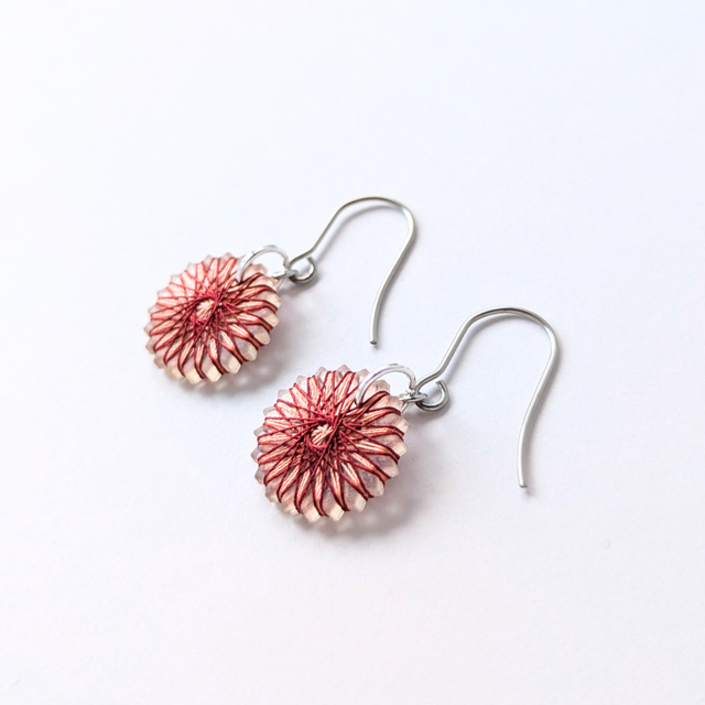 野の花のピアス 赤｜落ち着いた深みレッドの絹糸イヤリング｜定番人気