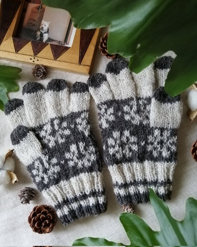 白と濃灰色の花模様編み５本指手袋