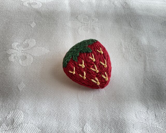 いちご刺繍のブローチ | iichi 日々の暮らしを心地よくする