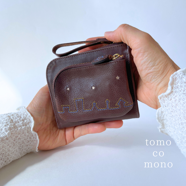 刺繍革財布『街』Dark -Brown×ブルー（牛革）☆コンパクト二つ折り