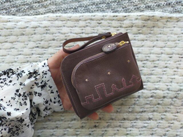 刺繍革財布『街』Dark -Brown×ピンク系（牛革）☆コンパクト二