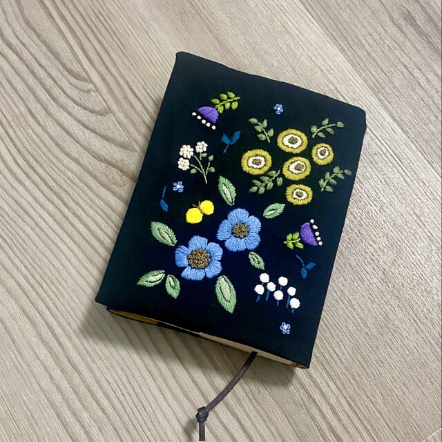 手刺繍ブックカバー ＊小花 文庫 ほぼ日手帳 | iichi 日々の暮らしを心地よくするハンドメイドやアンティークのマーケットプレイス