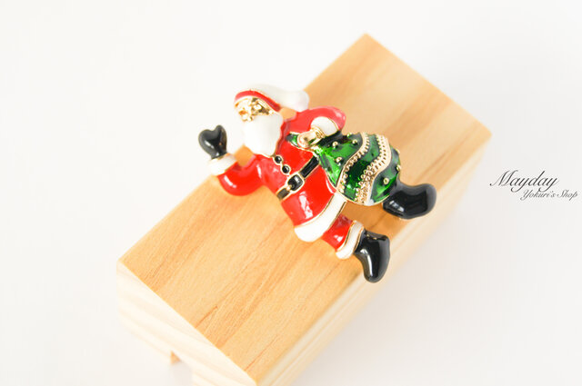 クリスマス〜プレゼントを配るサンタさんのブローチ』 | iichi 日々の