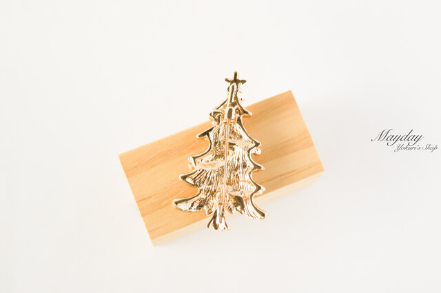 白いクリスマスツリーのブローチ』 | iichi 日々の暮らしを心地よく