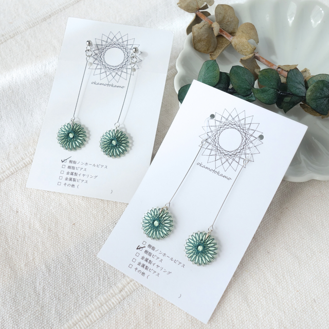 雨の日に咲く 緑｜揺れる小花イヤリング｜上品な絹糸イヤリング｜自然なグリーンの彩り