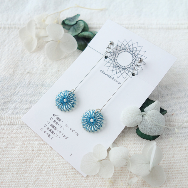 雨の日に咲く 青｜涼やかなブルーの絹糸イヤリング｜シルバーワイヤー