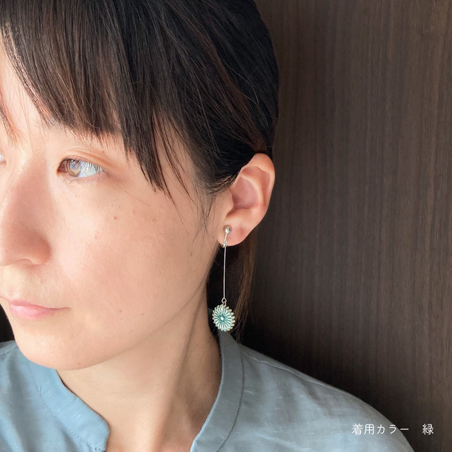 雨の日に咲く 青｜涼やかなブルーの絹糸イヤリング｜シルバーワイヤー