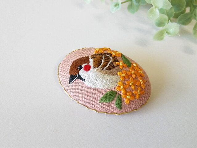 雀と金木犀 手刺繍ブローチ | iichi ハンドメイド・アンティーク・食品 