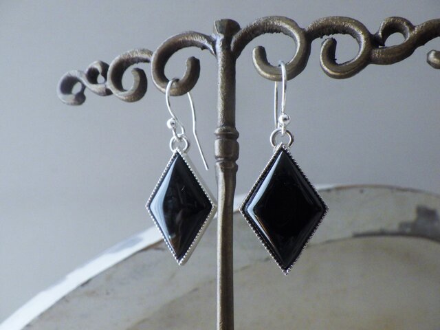 SV菱形オニキスのピアス | iichi 日々の暮らしを心地よくする