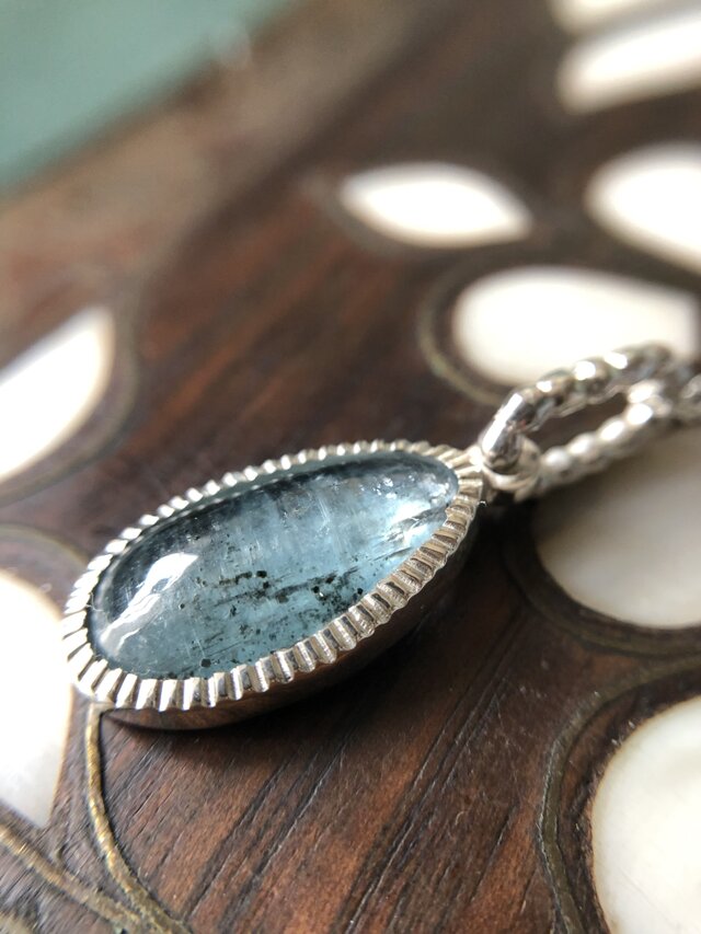 綺麗色パライバブルーカイヤナイト　シルバーネックレス
