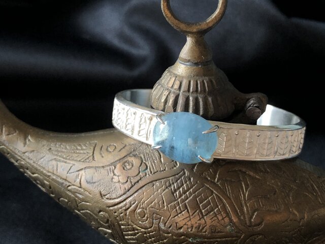 水滴のような上質アクアマリン ローマン風シルバーバングル | iichi