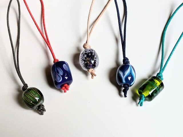 とんぼ玉のストラップ | iichi 日々の暮らしを心地よくする