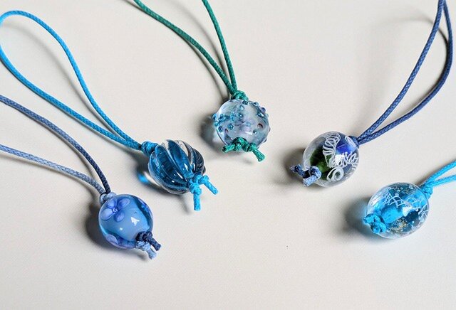 とんぼ玉のストラップ | iichi 日々の暮らしを心地よくする