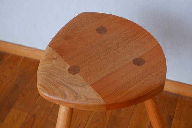 くるみのサドルスツール | iichi 日々の暮らしを心地よくする