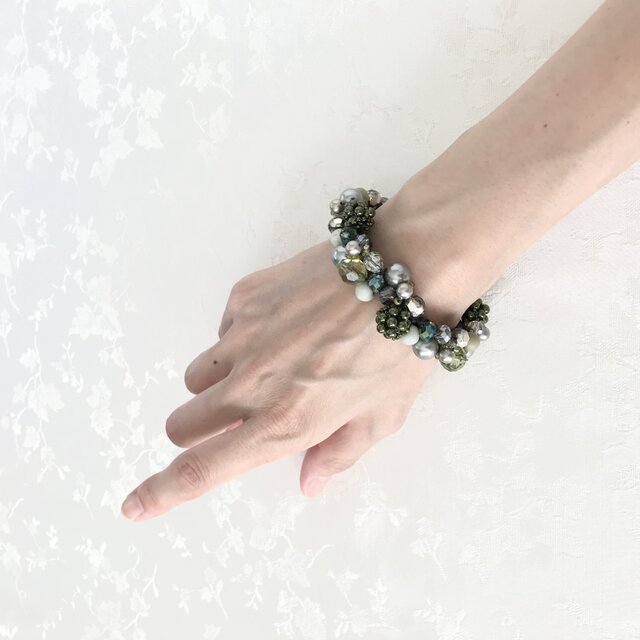 シュシュ  ヘアゴム  ビーズ  グリーン エメラルド グリーン の クロッシェ シュシュ 緑 深緑 かぎ針