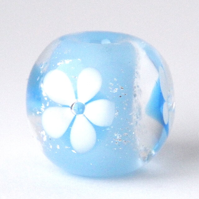 ベビーブルーのとんぼ玉