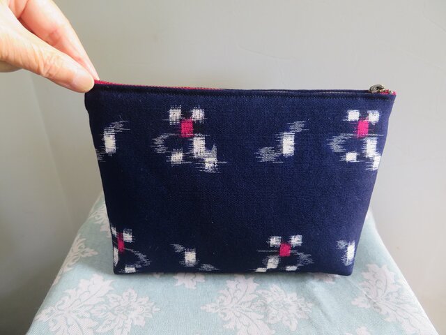 通帳ポーチ 絣柄 | iichi 日々の暮らしを心地よくするハンドメイドや