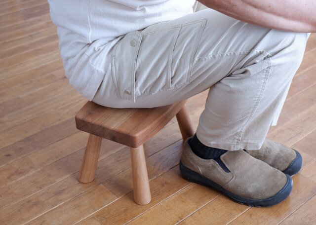 くるみの木の小さなスツール | iichi 日々の暮らしを心地よくする