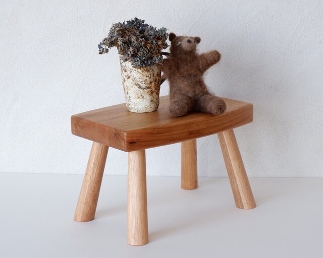 ハンドメイド木製スツール くるみの木の小さなスツール | iichi 日々の暮らしを心地よく