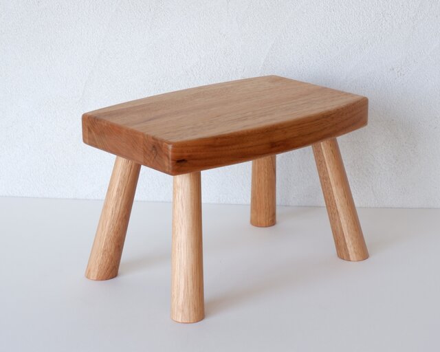 くるみの木の小さなスツール | iichi 日々の暮らしを心地よくする