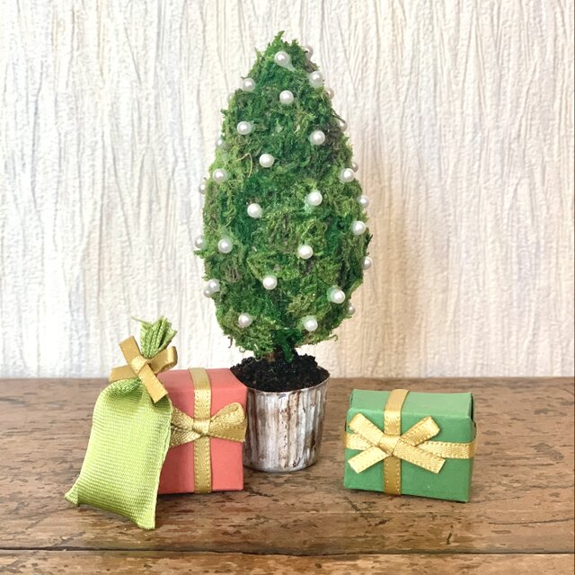 クリスマスツリーとプレゼントのセット ミニチュア iichi 日々の暮らしを心地よくするハンドメイドやアンティークのマーケットプレイス
