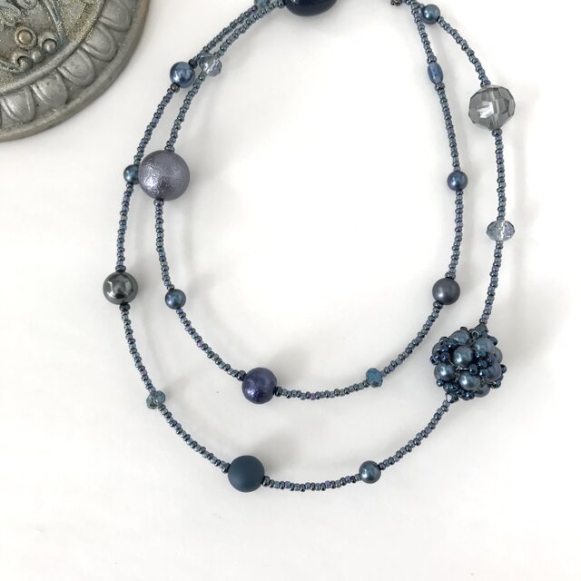 ビーズボール の クラシカル ロングネックレス ネイビー ブルー