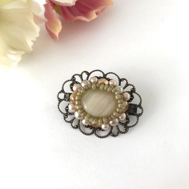 アンティーク調 オーバル ブローチ クリーム