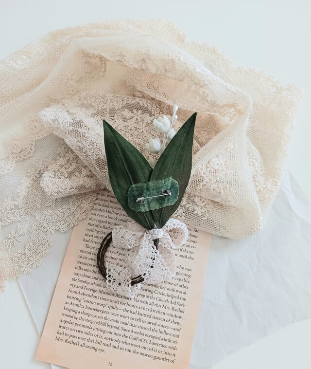 染め布花＊お洒落なすずらんのコサージュ | iichi 日々の暮らしを