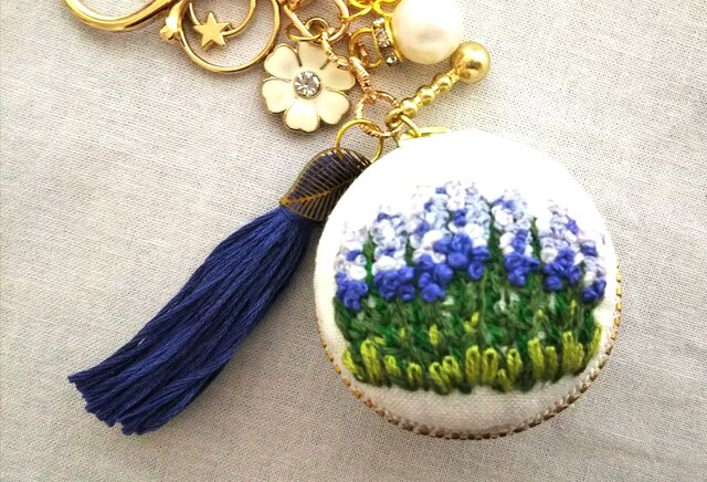 ラベンダー刺繍のマカロンポーチキーホルダー | iichi 日々の
