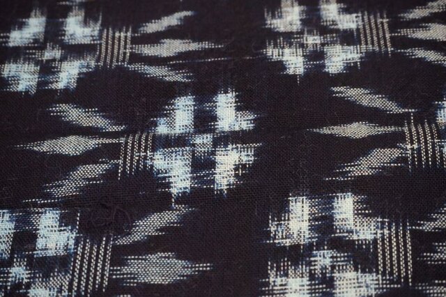 kh0072 幾何学文様 絣 木綿 ハギレ 140cm/ 古布 古裂 藍染 絣 | iichi