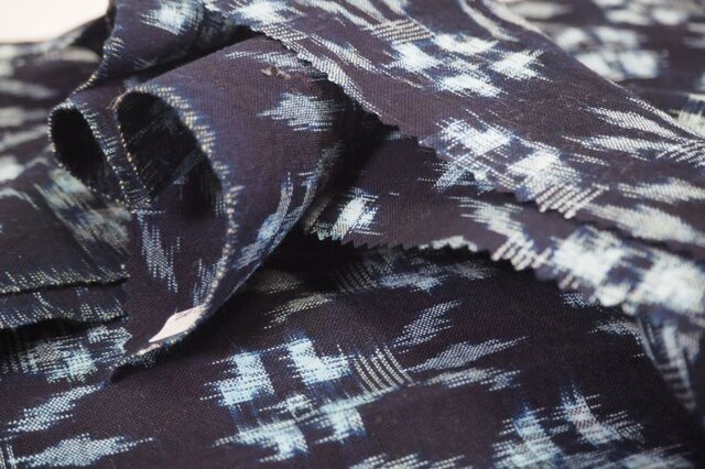 kh0072 幾何学文様 絣 木綿 ハギレ 140cm/ 古布 古裂 藍染 絣 | iichi