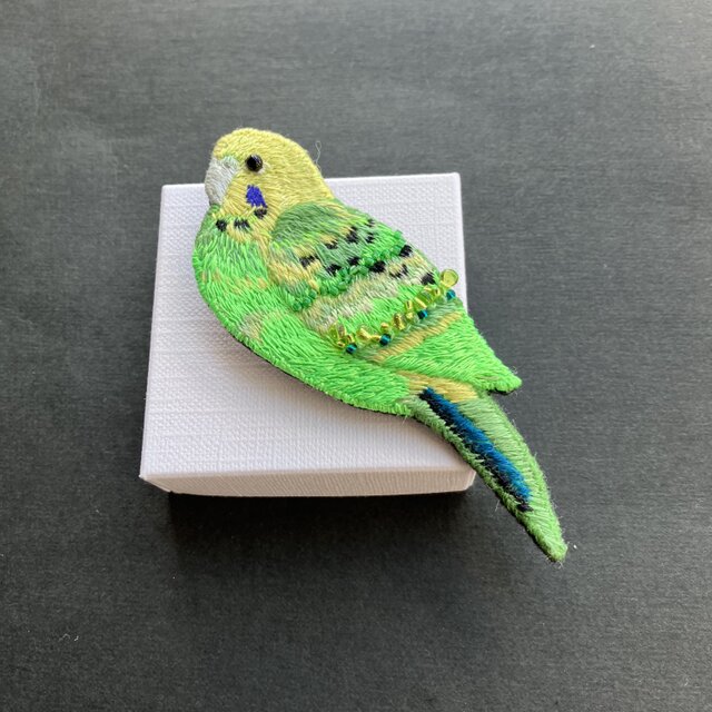 ハンドメイド鳥立体刺繍ブローチ - ブローチ