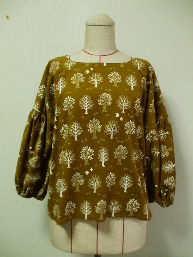 細コーデュロイ素材 からし色地×白木柄 ラウンドネックバルーン8分丈袖プルオーバー M~LＬサイズ 綿１００％ 受注生産