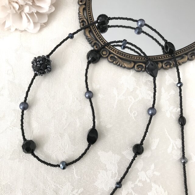 ビーズボール の ロングネックレス ブラック 黒 大ぶり モノトーン