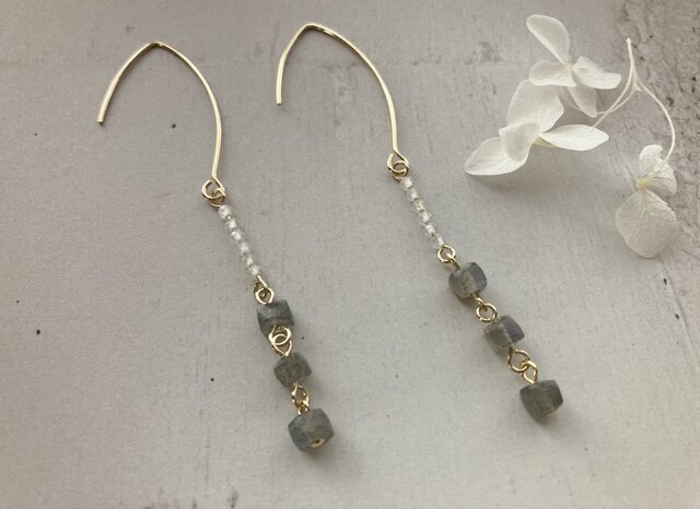 ホワイトトパーズ＊ラブラドライトのロングフックピアス | iichi 日々