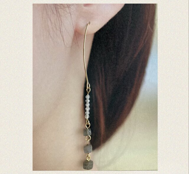 ホワイトトパーズ＊ラブラドライトのロングフックピアス | iichi 日々
