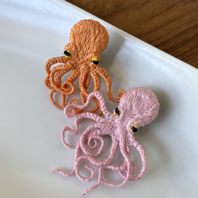 ピンクのタコの刺繍ブローチ | iichi 日々の暮らしを心地よくする