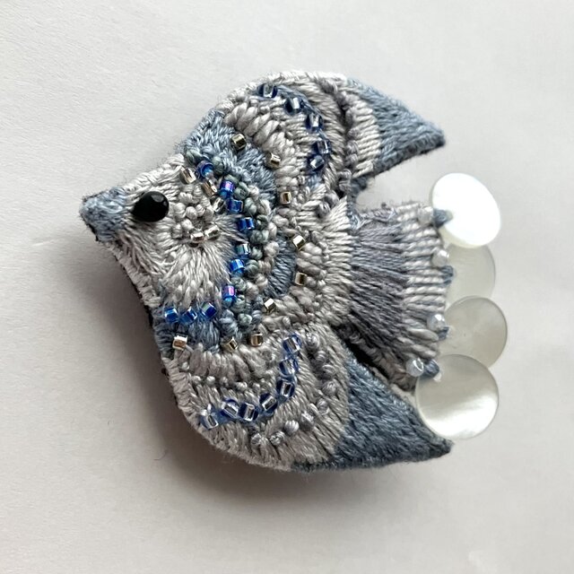 Dull Blue Gray Bird 刺繍鳥ブローチ ハンドメイド