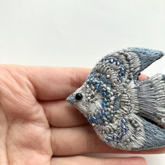 Dull blue gray bird 刺繍鳥ブローチ | iichi 日々の暮らしを心地よくするハンドメイドやアンティークのマーケットプレイス