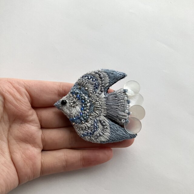 Dull blue gray bird 刺繍鳥ブローチ | iichi 日々の暮らしを心地よくするハンドメイドやアンティークのマーケットプレイス