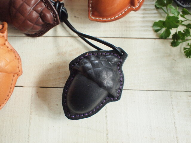 革で作ったどんぐり・黒に紫糸 卵サイズ オーナメント/ネックレス