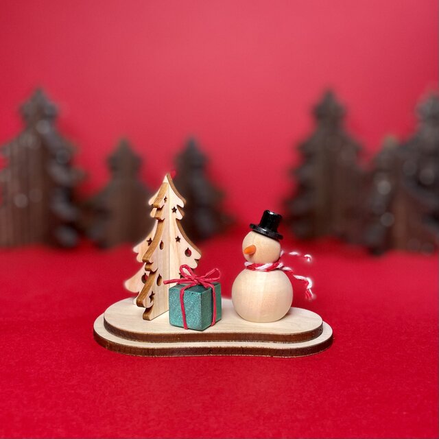 new》木製☆雪だるまの贈り物 クリスマス飾り オブジェ iichi ハンドメイド・アンティーク・食品・ギフト・手作り