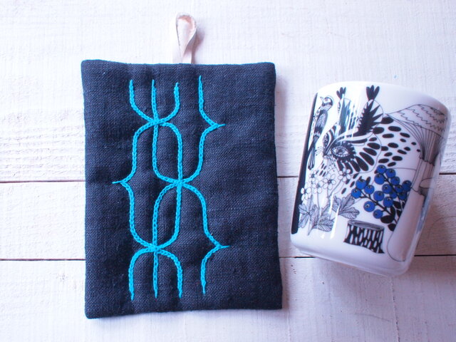 アイヌ刺繍の鍋つかみ 黒リネンにエメラルドグリーンの糸 | iichi 日々